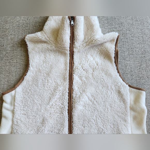 CHAPS size Large winter white fleece vest trimmed in a camel brown. - Picture 8 of 9